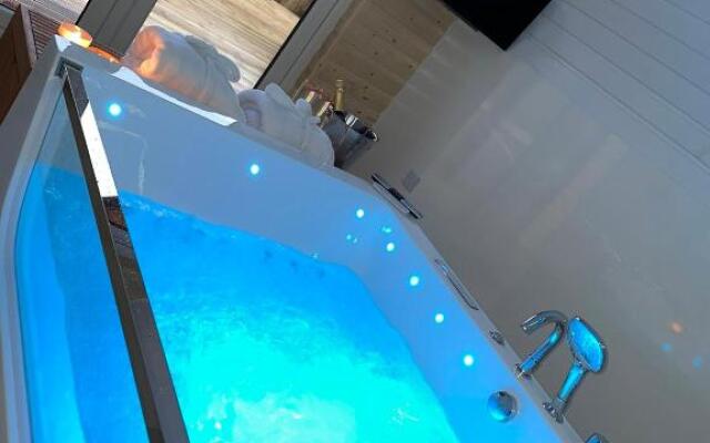 Apex Studio Pod & Jacuzzi Bath
