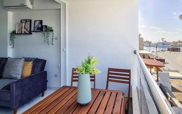 Phaedrus Living: Seaside Executive Flat Harbour 206