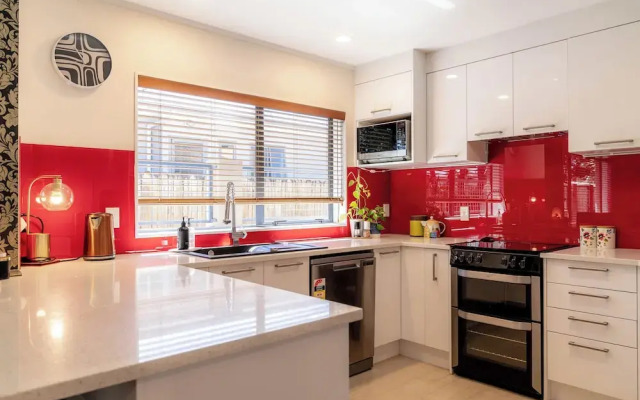 Spacious Eastern Beach Home - 1 Min From Beach!