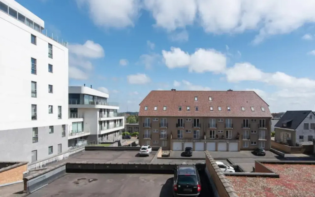 Apartment With Frontal sea View in Raversijde