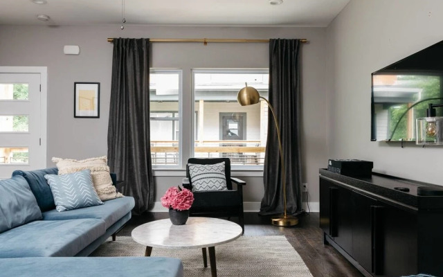 Vibrant 3br/4ba min to DT