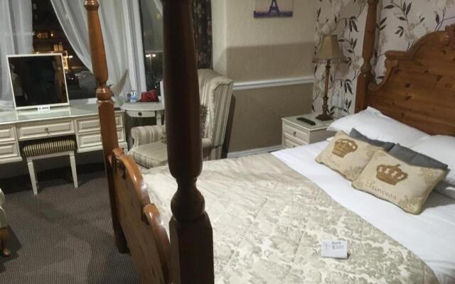 Benson Hotel - Small Families & Couples only