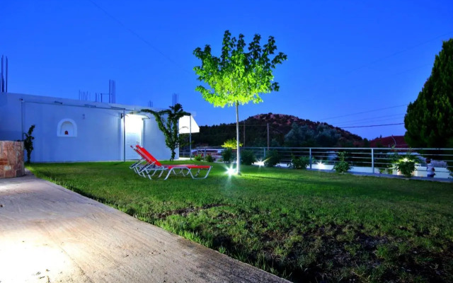 Eretria Cozy Home - Spacious Garden Retreats
