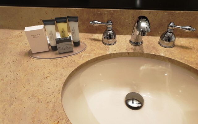 Riverland Inn & Suites