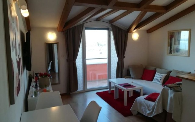 Sunset Apartment with a private yard at Medulin Riviera
