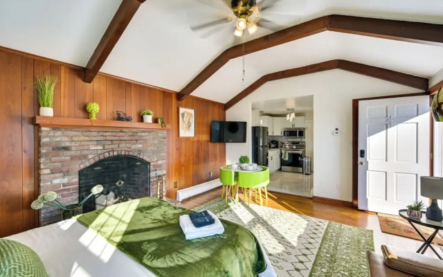1 Mi to Downtown Salem: Studio w/ Fire Pit Access