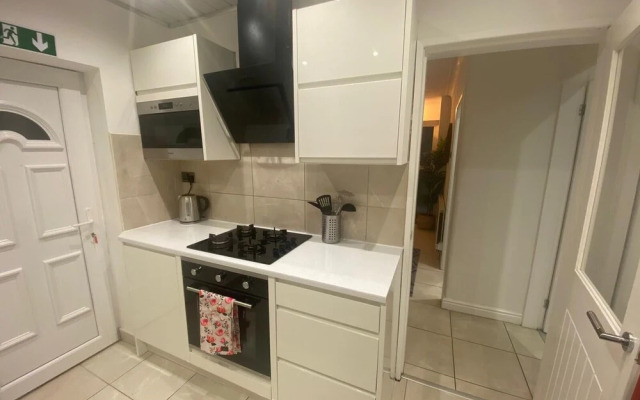 Charming 3-bed House Near Central Manchester