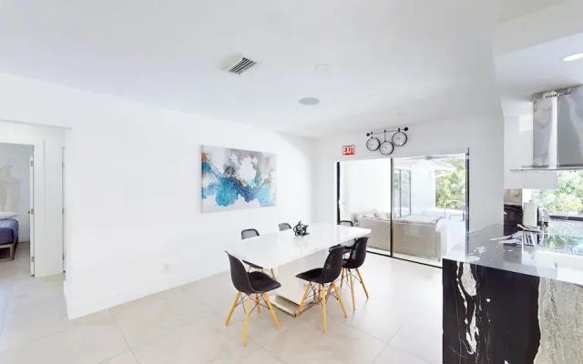 Villa Shapira 6BR Designer Home w Pool