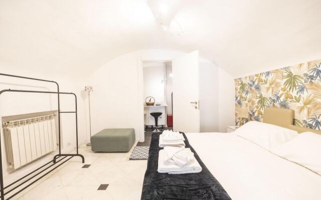 Caden Splace - Dbalconycollection at Piazza Navona