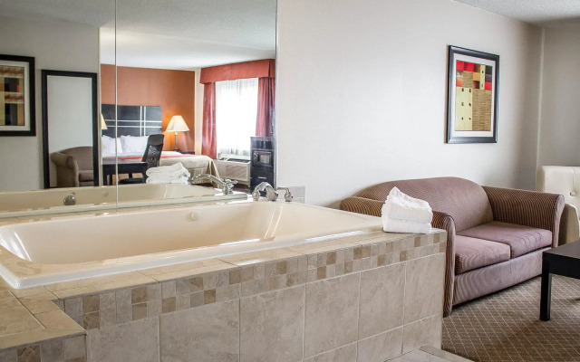 Norwood Inn & Suites North Conference Center