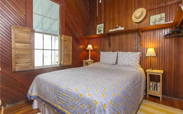 The Lodge and Hut, 8 Bedrooms, Beachfront, WiFi, Sleeps 17