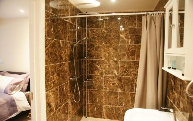 Modern Self-Contained Annex 10 min walk to beach