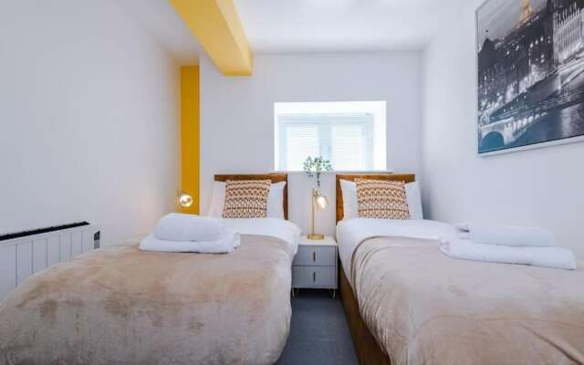 Stunning 2-bed Apartment With Allocated Parking