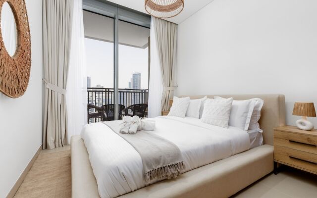 Waves - High-Rise Elegance: 2BR Apt with Marina Views