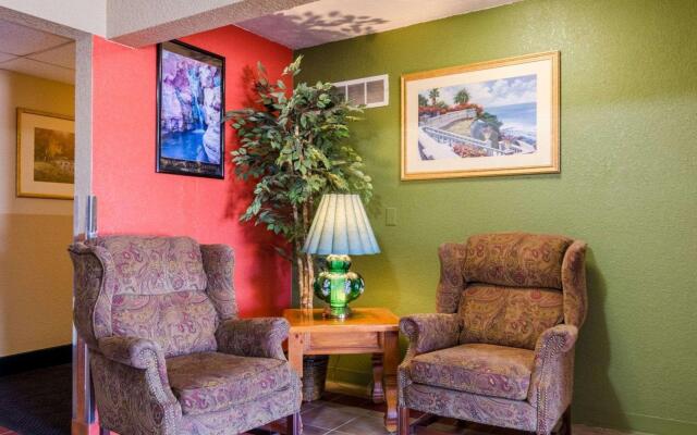 Econo Lodge Interstate 35 Exit 183