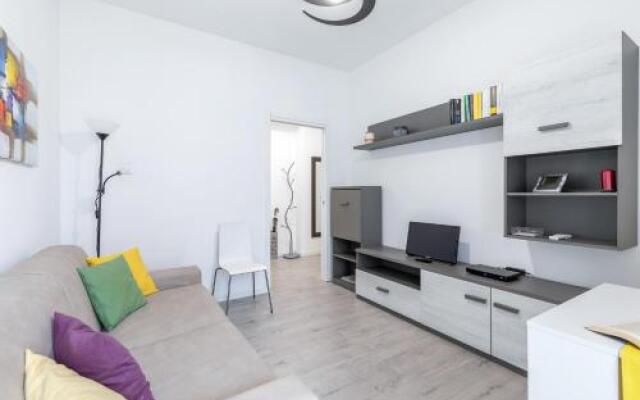 Piazza De Angeli M1 Comfortable Flat with Balcony