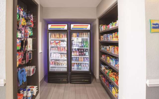 La Quinta Inn & Suites by Wyndham Mansfield TX