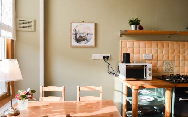Traditional 2 Bedroom Flat Near City Centre