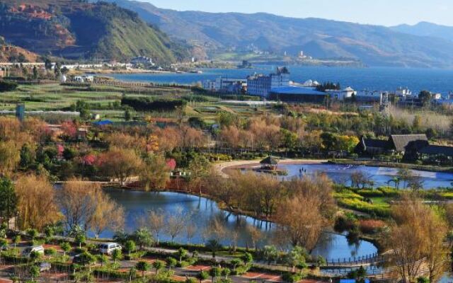 Fuxian Lake Mountain Lake Hotel
