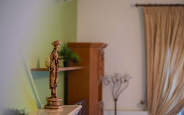 Paul's American Mansion- Volos suburb