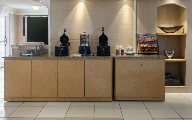 La Quinta Inn by Wyndham Pittsburgh Airport