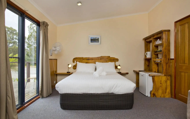 Tullah Lakeside Lodge