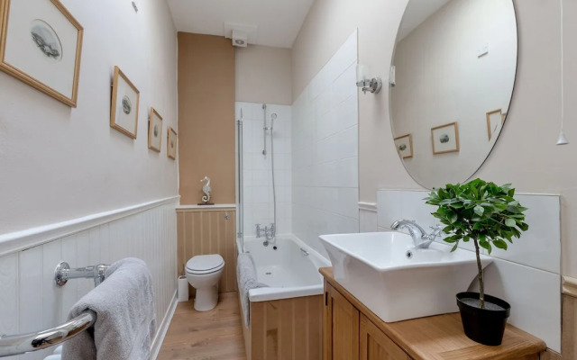 JOIVY Glamorous 3-Bed Flat Near City Centre