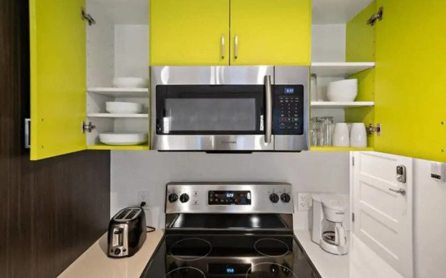 Downtown Metro Frontenac 2 BR new Apartment max 6p