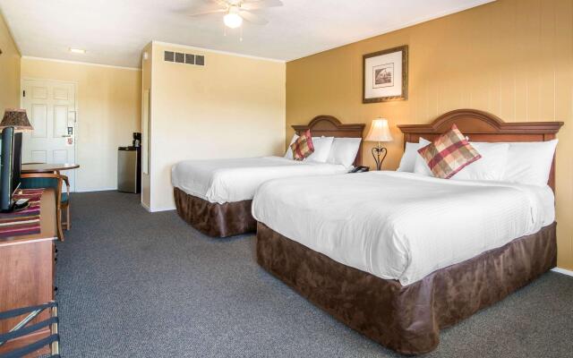 Econo Lodge Inn & Suites