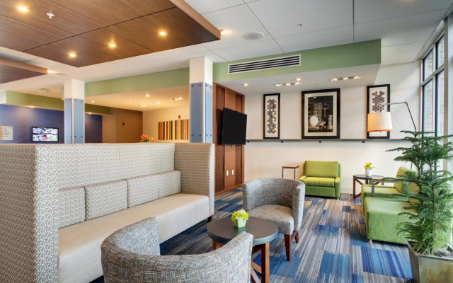 Holiday Inn Express & Suites Galesburg by IHG