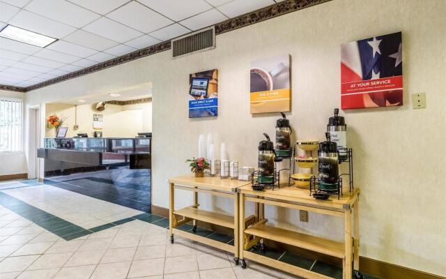 Econo Lodge Inn & Suites