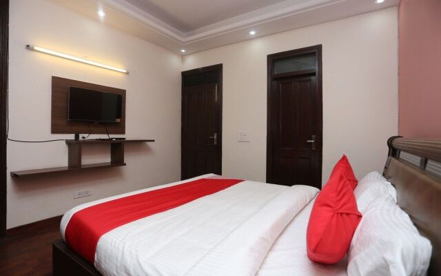 OYO 22867 Crystal Residency