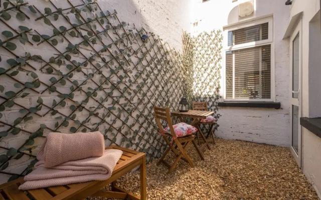 Central Belfast Apartments: Retro R&R
