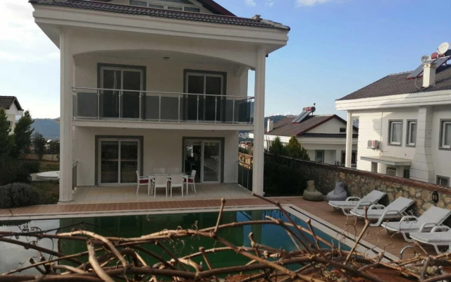 Villa Aktif 1 by Villa Life D-Lux