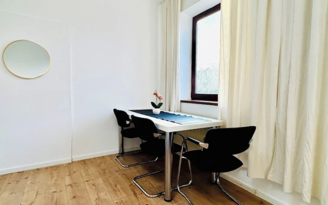 Cozy 3BR Apt with Garden Sleeps 10