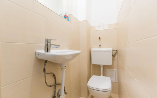 Sunny Studio with balcony in Party District