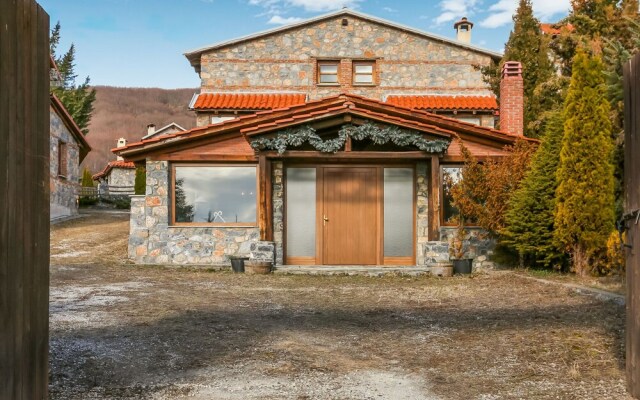 Lavish Holiday Home in Pella with Jacuzzi