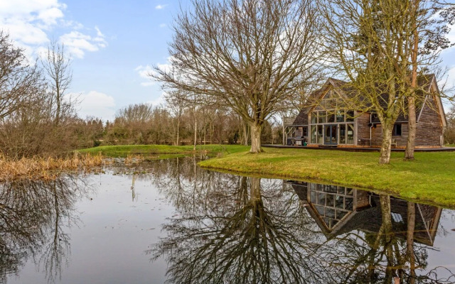 Stunning Lakeside Country Retreat near Cirencester