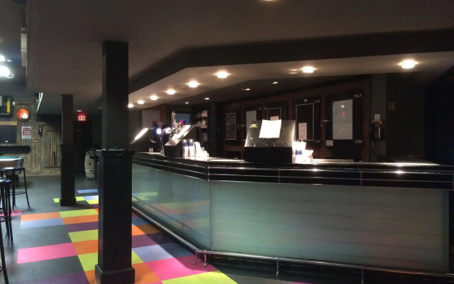 Canadian Motor Hotel