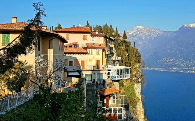 La Quiete 30 Lake view apartment by Gardadomusmea