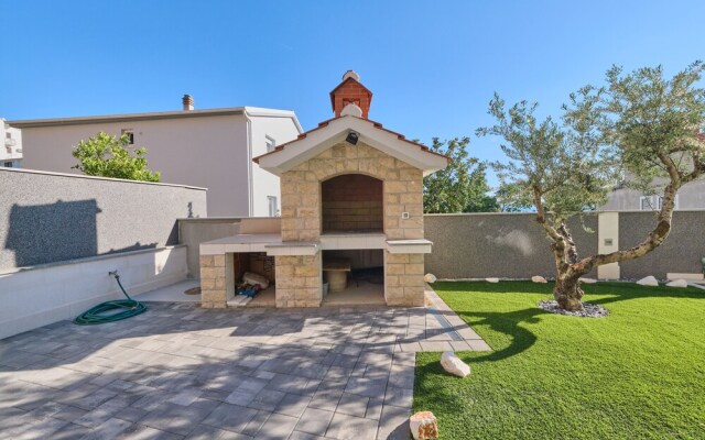 M&M Holiday House with a Pool by Litto