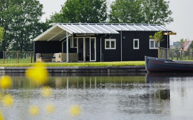 Modern Water Cottage With Microwave, in the Sneekermeer Area