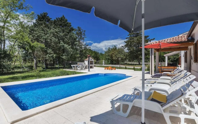Large Holiday Home With Swimming Pool
