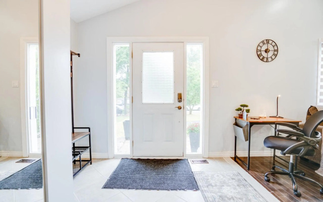 Tranquil & Cozy 30 min to Toronto ~ Backyard ~ Pkg