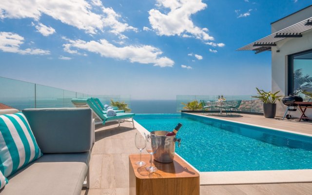 Luxury Villa Riva with Infinity Pool