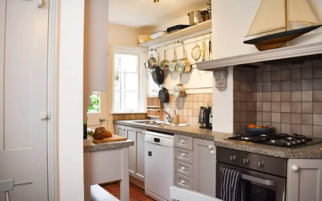 Stylish and Spacious 4 Bedroom Queen's Park House