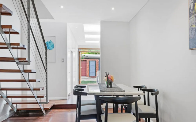 Kozyguru | Redfern | 2 Bed Terrace | Free Parking