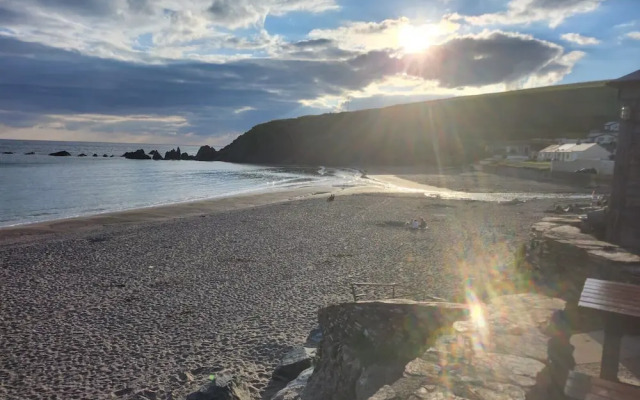 Challaborough bay Caravan, Sleeps 8, pet Friendly