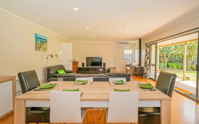 Kowhai Corner - Matarangi Holiday Home