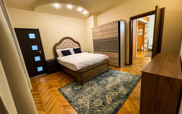 Central apartment w/ fire place - ground floor